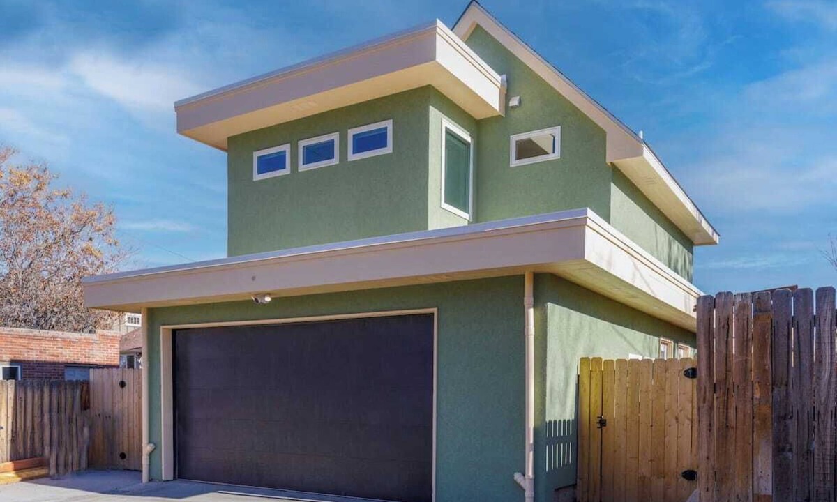 Cole Condo | Cozy 1-bedroom MIL - fresh, clean and great location!