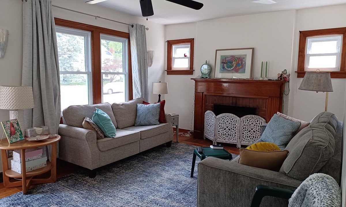 Springfield House | Cozy and Comfortable 1939 Cottage Close to Wittenberg, Shopping, Restaurants.