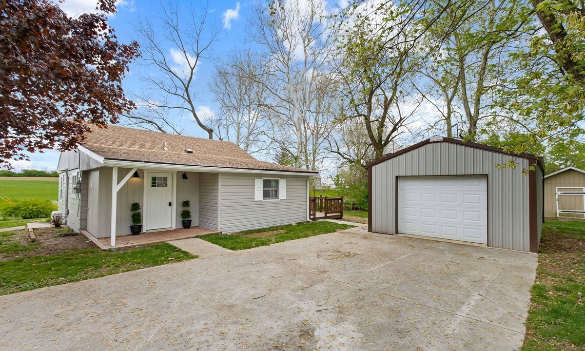Stouchsburg Cabin | Cozy Cabin/2 queen beds/Loft - 2 beds/Country Side - Central location