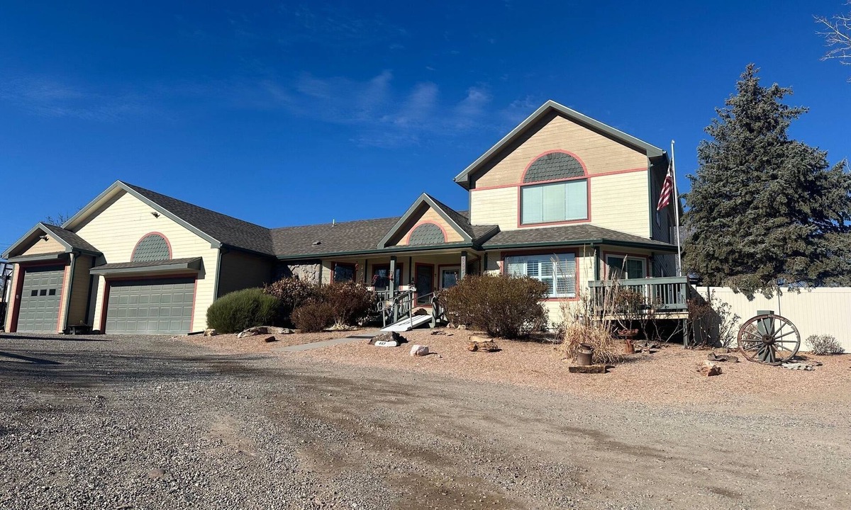 Grand Junction House | COZY COUNTRY HOME, close to trails and scenic views of the Grand Valley!
