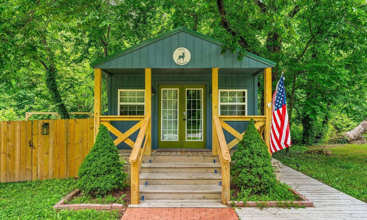 Blue Eye Cabin | Creekside Cabin W/Pool Access Private Hot Tub Near Thunder Ridge Sleeps 4