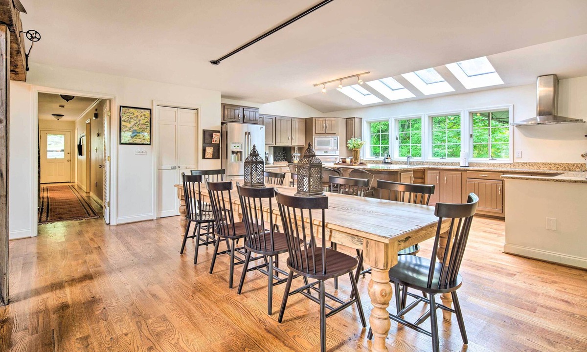 Chimney Rock Cottage | Deck w/Fireplace: Pet-friendly Lake Lure Retreat