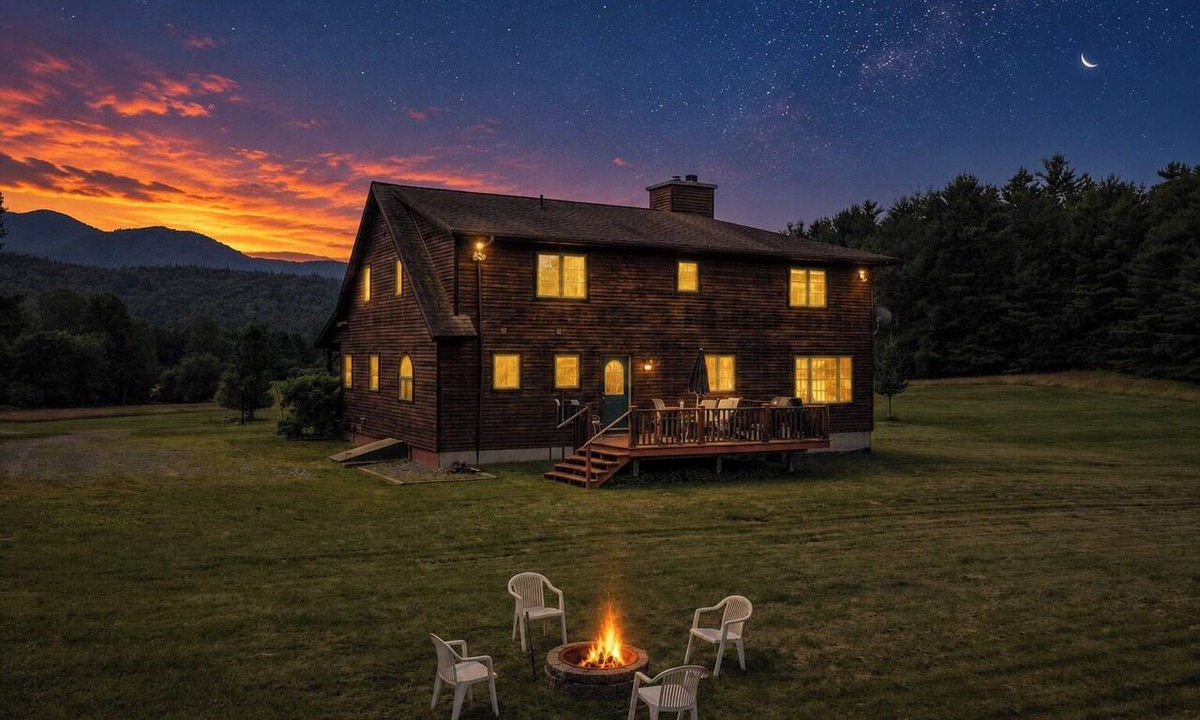Jay House | Deer Haven Lodge on 16 acres with mountain views and fireplace