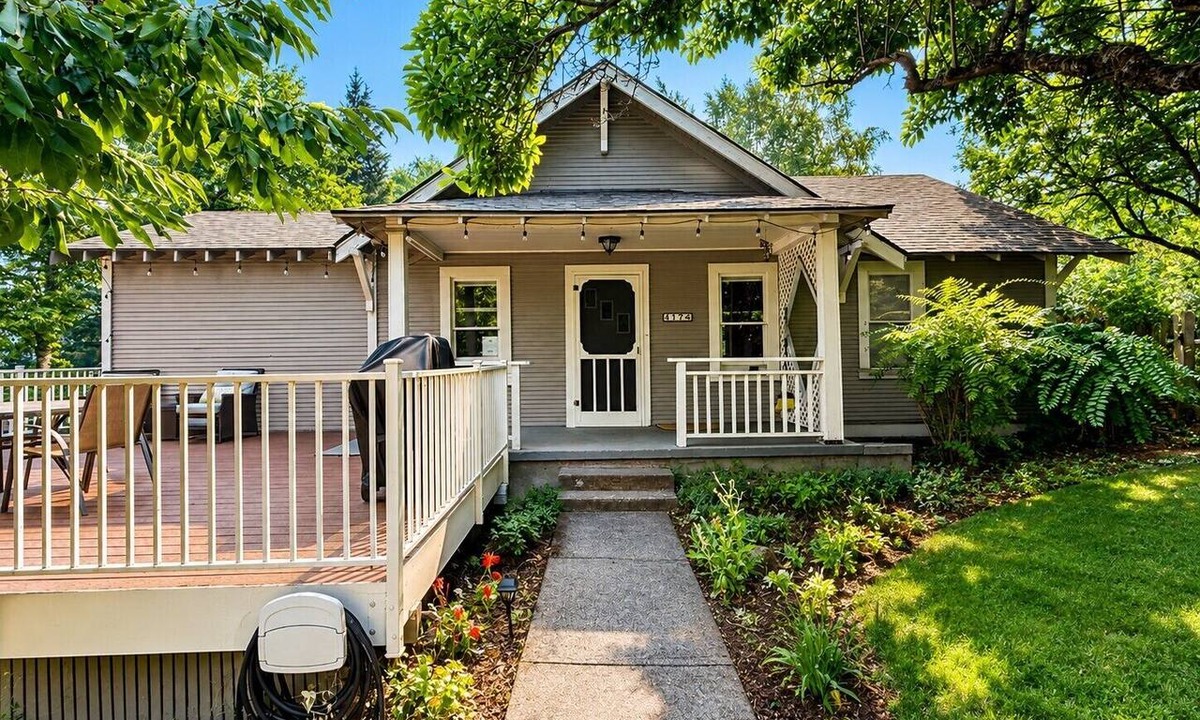 Hood River House | Downtown home, large deck, short walk to the heart of Hood River! Pet Friendly!