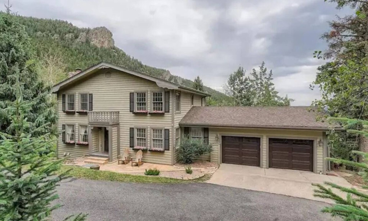 Evergreen House | Evergreen Dream! HOT TUB,5 KING BEDS, 1 QUEEN BED,Amazing VIEWS,10 MIN TO SKI!