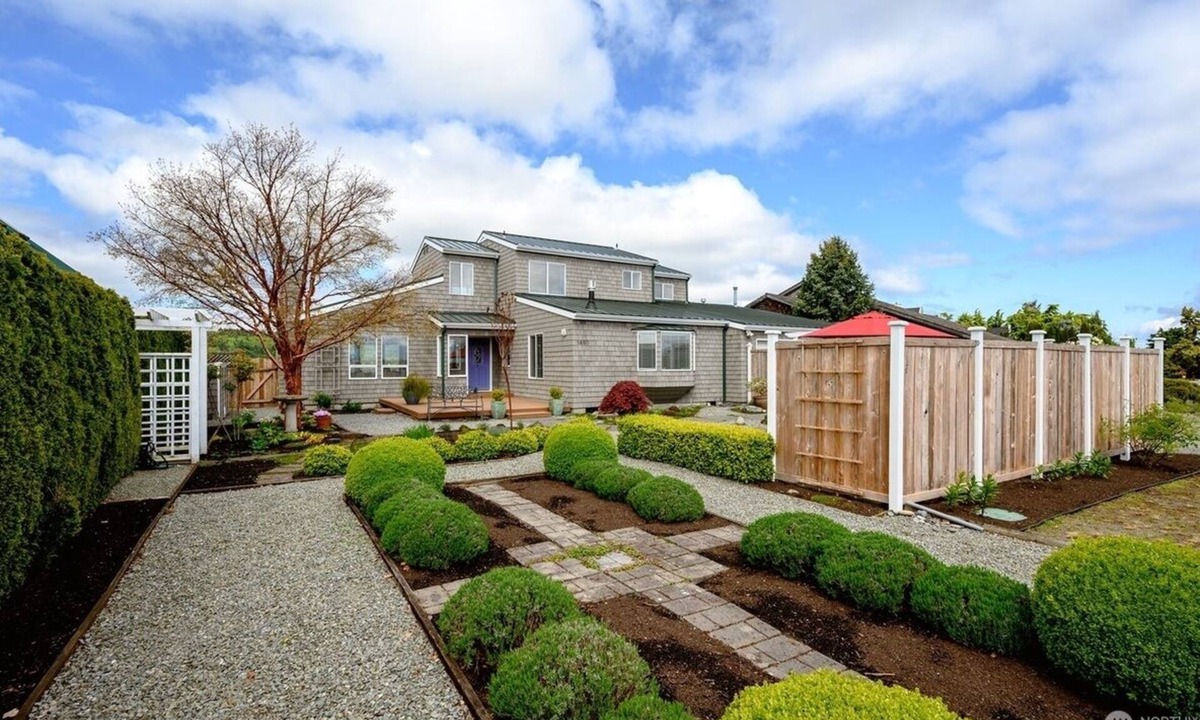 La Conner House | Fabulous 4-bedroom water-front house in cool La Conner perfect for families