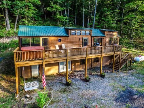 Points House | Family Cabin on 6 Acres w/Lake Access & Hot Tub!