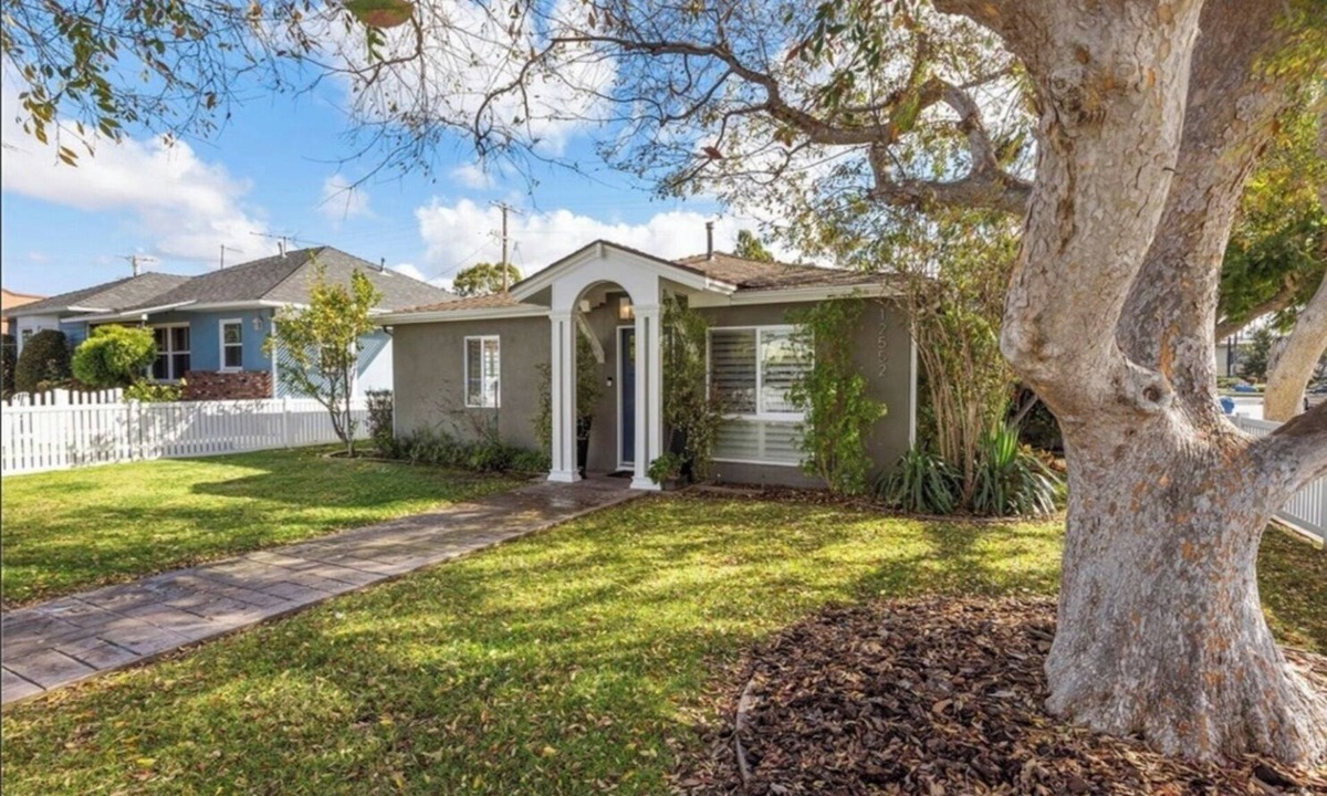 Del Rey House | Family friendly 2 bed room in a safe neighborhood