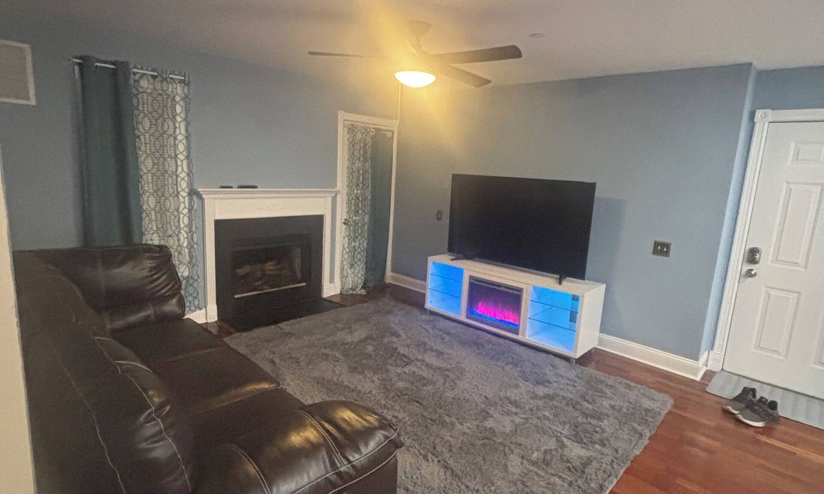 Newark Condo | Fantastic 2-bedroom condo with AC in vibrant Newark. WiFi with 65 inch smart TV