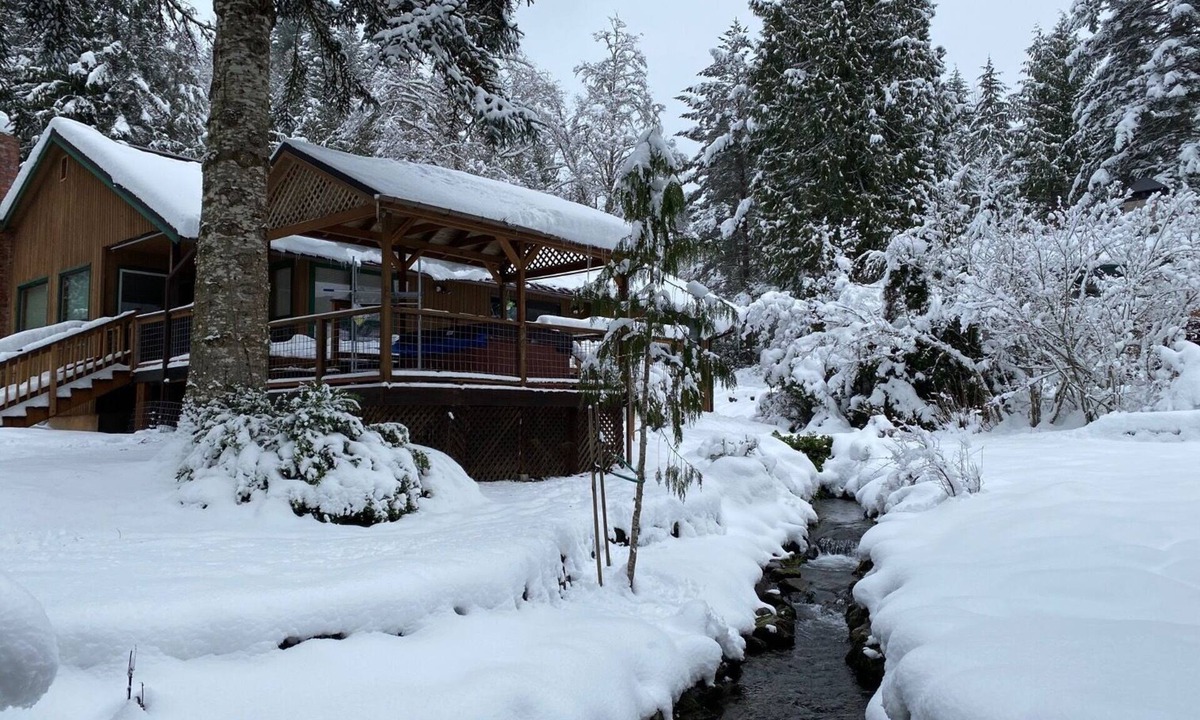 Welches House | Feel at home in the mountains by a creek w/hot-tub