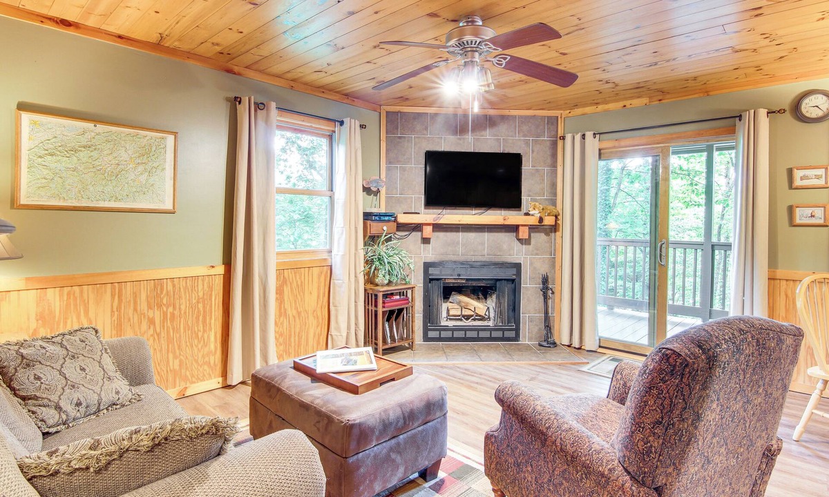 Whittier Cabin | 'Fox Den' w/Hot Tub! 22 Mi to Cataloochee Skiing