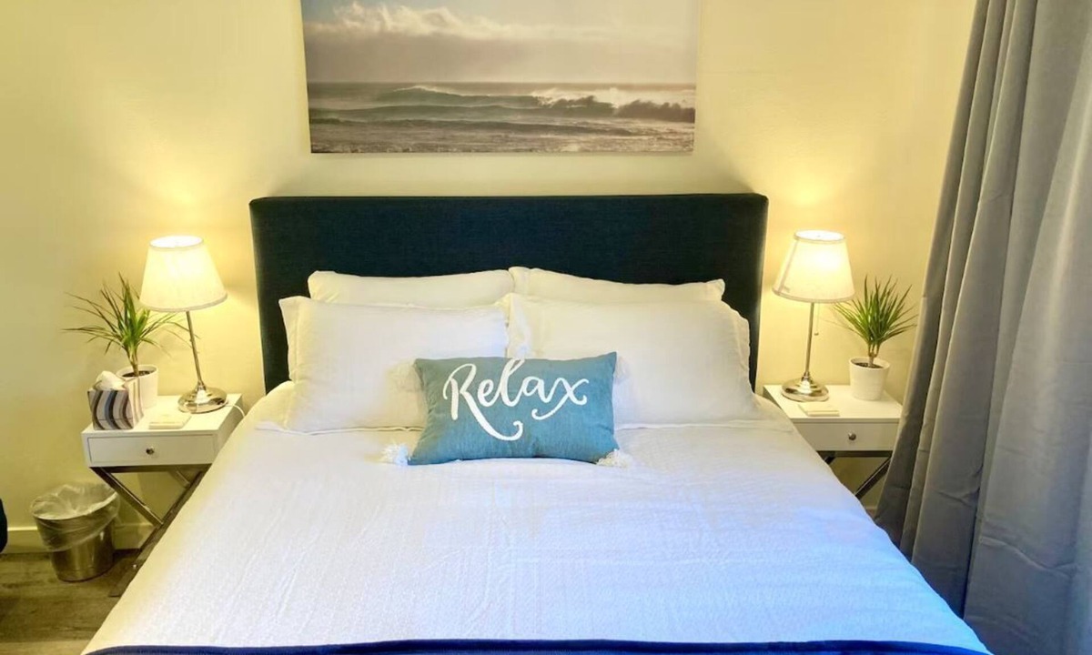 Downtown Apartment | Fully Equipped DTSM Studio, Blocks to Ocean & Pier w/AC