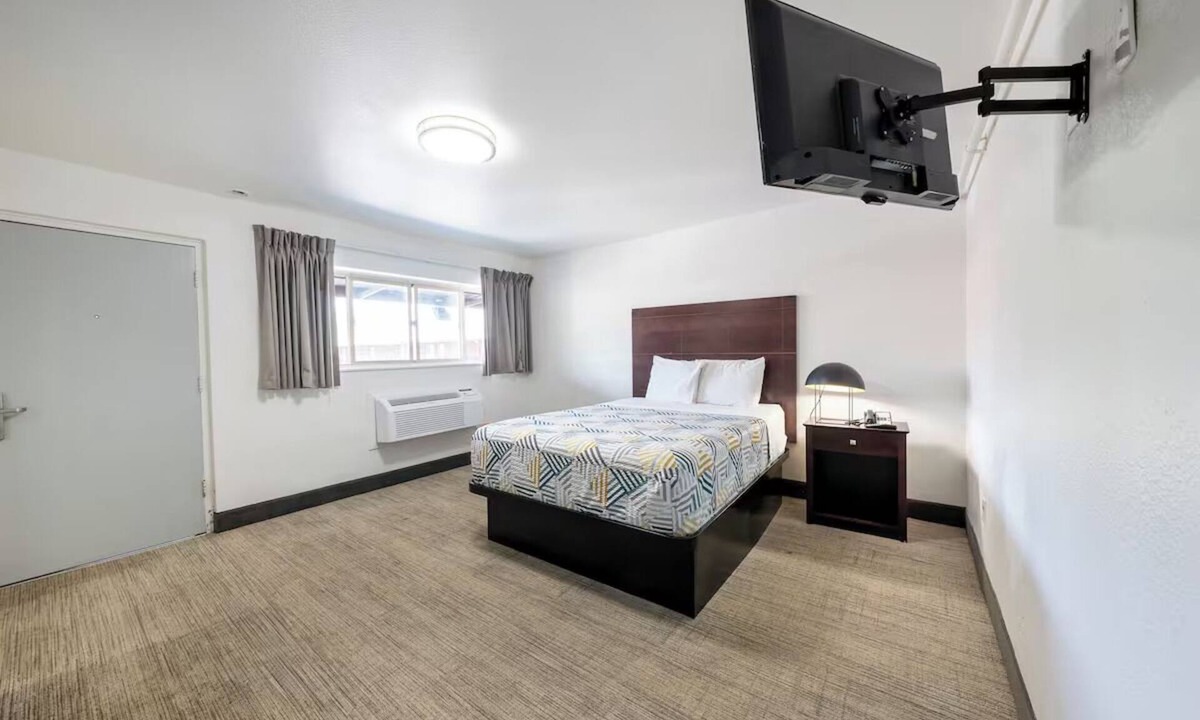 Hollywood District Hotel | Functional Studio w/Private Bathroom in Portland