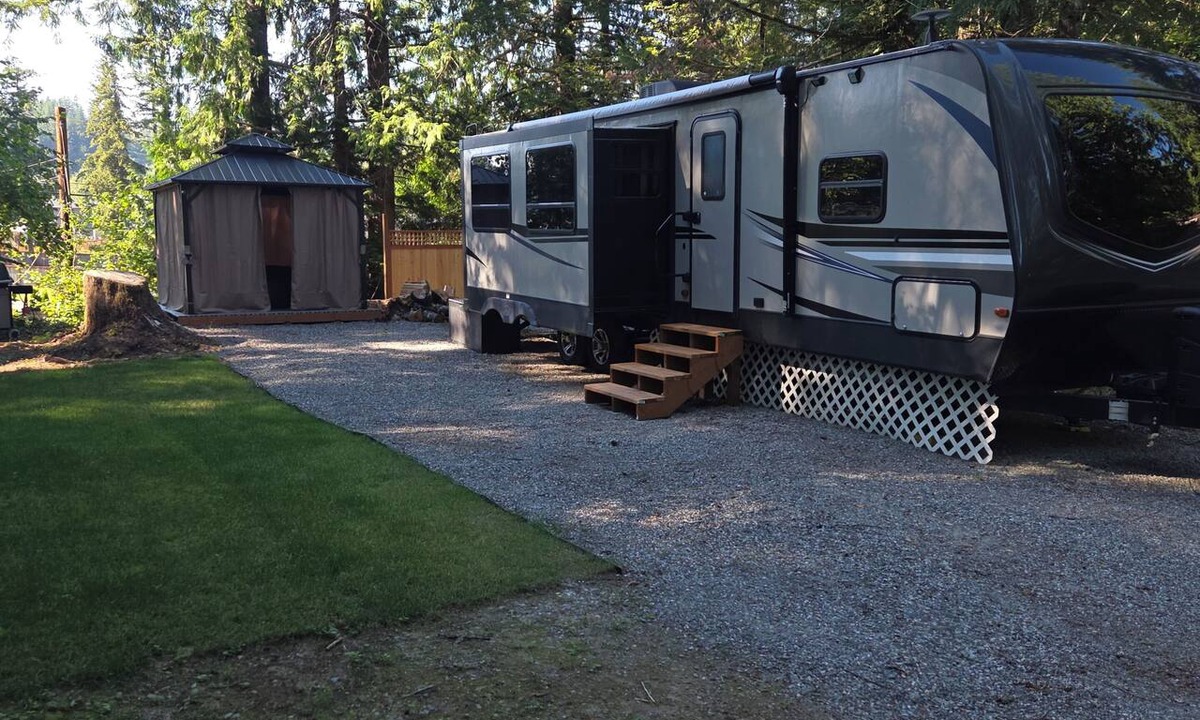 May Creek House | Glamping in 32 foot RV near Wallace Falls state park in Gold Bar, WA.