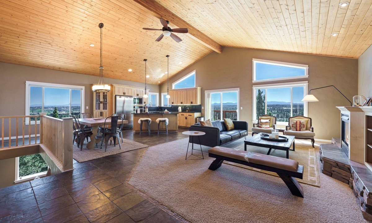 River West House | Golden Butte - Stunning & Spacious, Captivating Views, A/C, Foosball