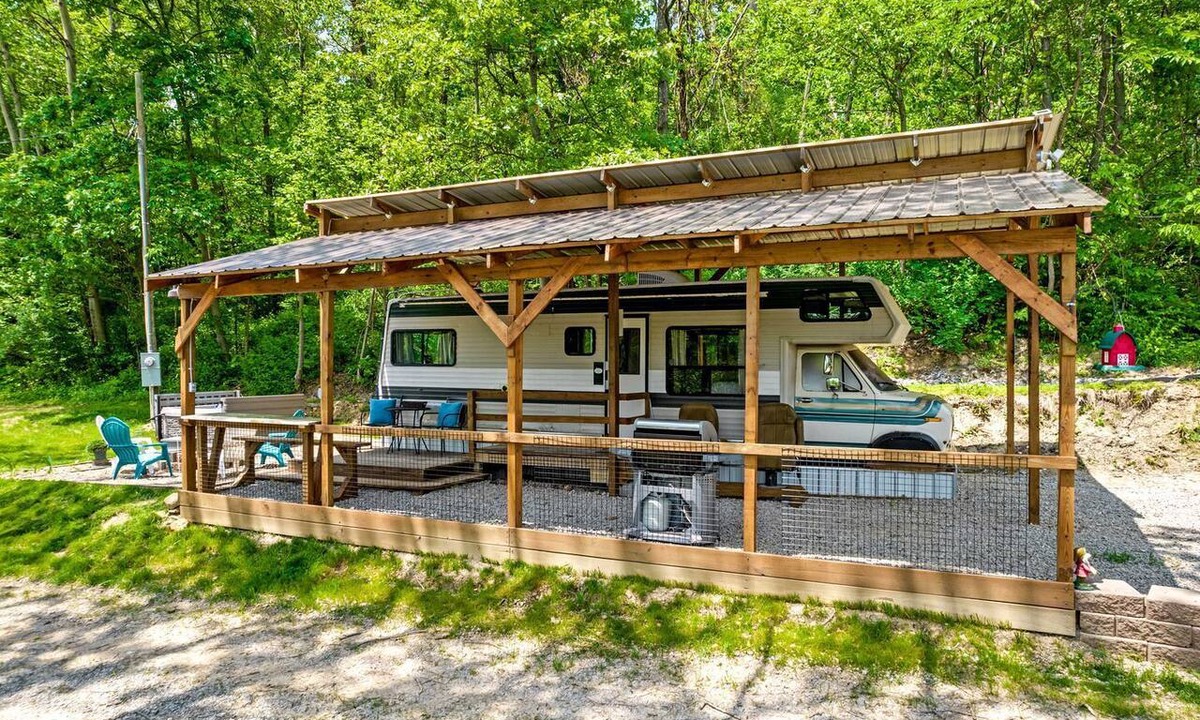 Somerdale House | Gorgeous Caravan Glamping Escape for Four in Dover, Ohio