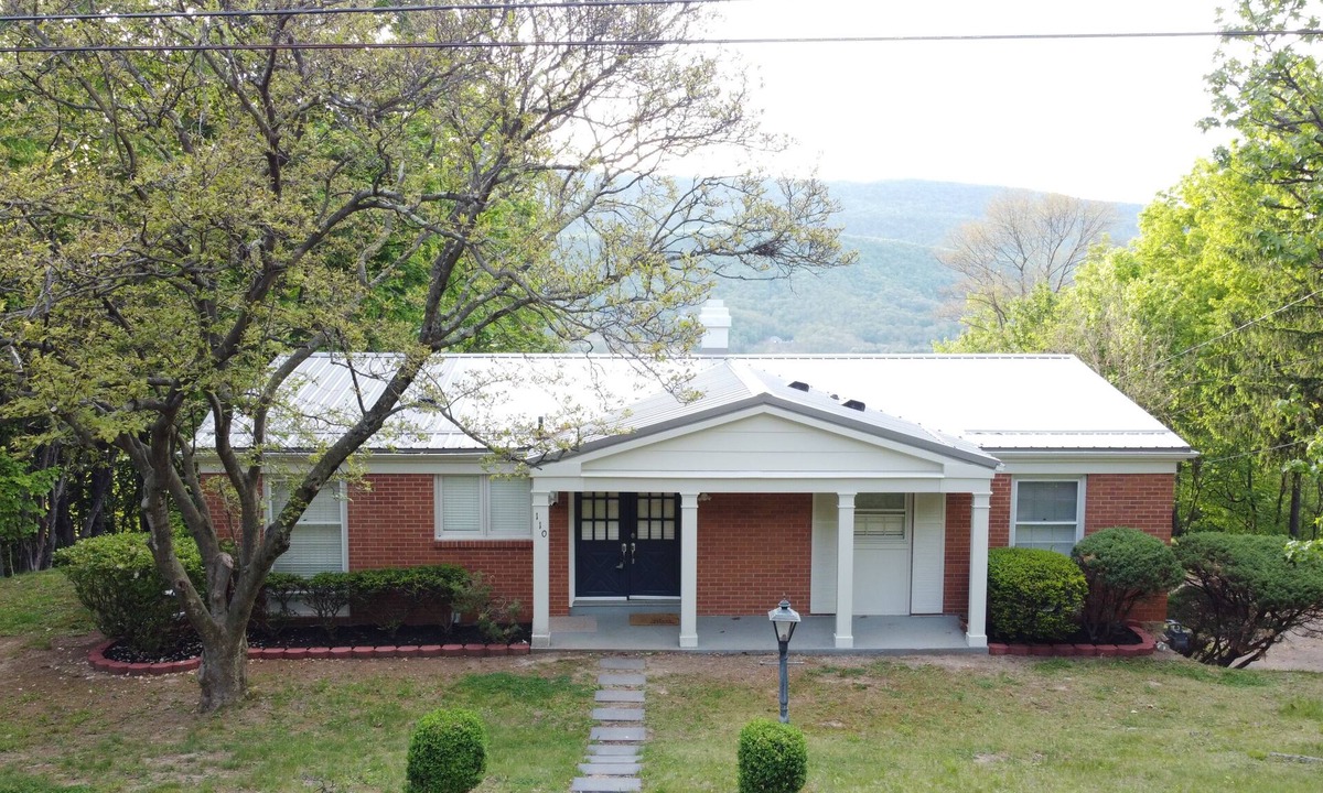 Cumberland House | Gorgeous, fully renovated 3-bedroom house with AC in tranquil La Vale