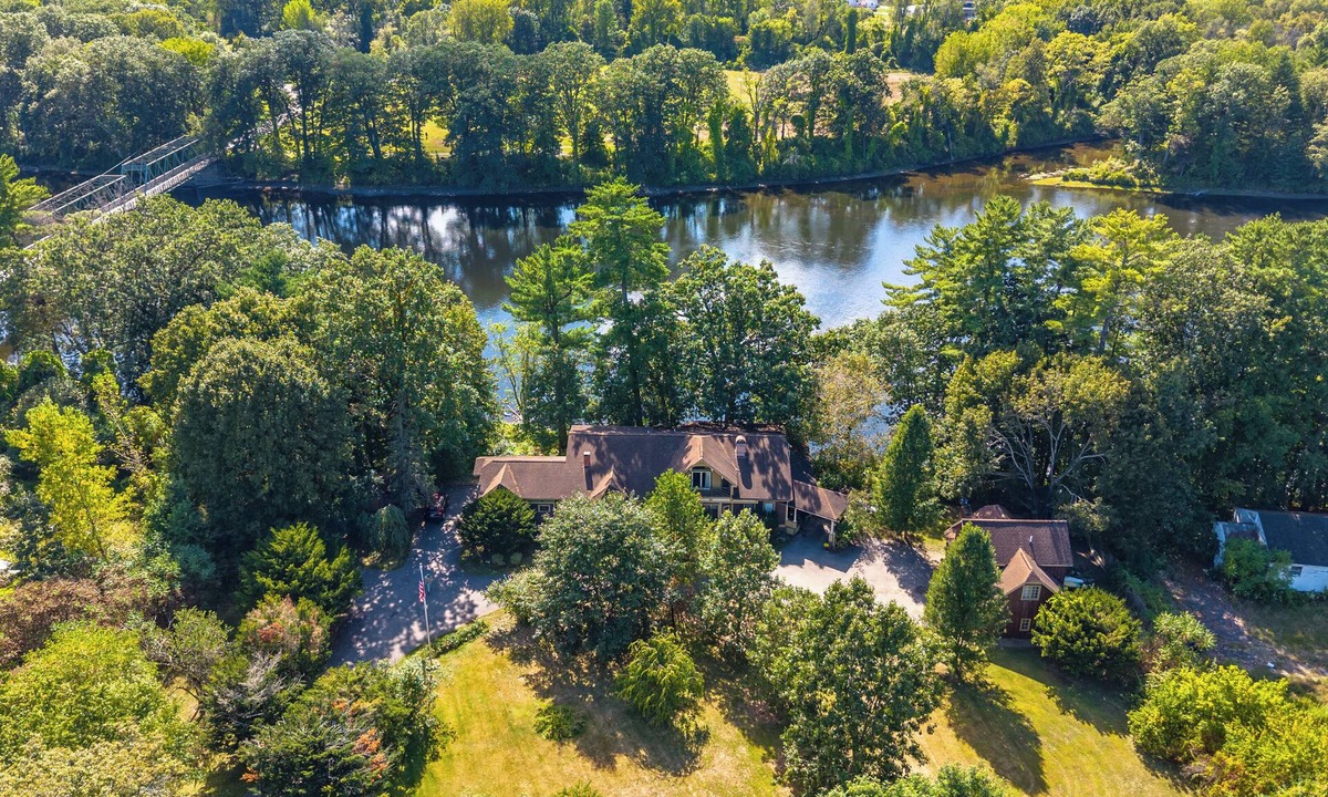 Greenwich House | Governor's Mansion on the Hudson: Saratoga-Adjacent 11-bedroom Riverfront Estate