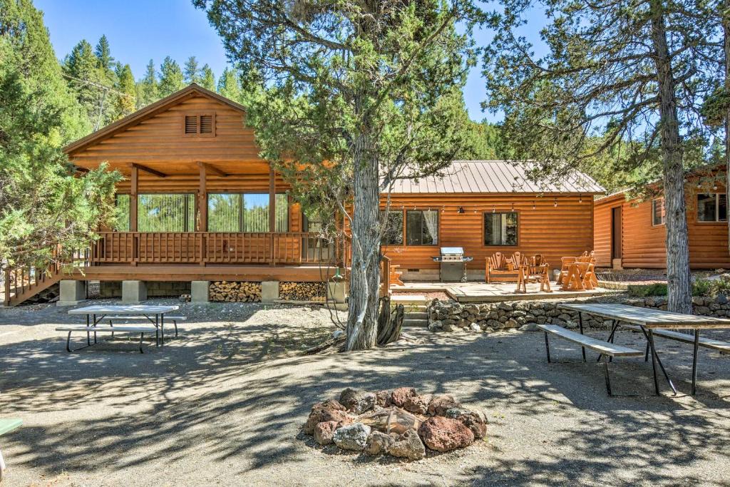 Mammoth Creek House | Hatch Retreat w/Deck, Grill & Creek Access!