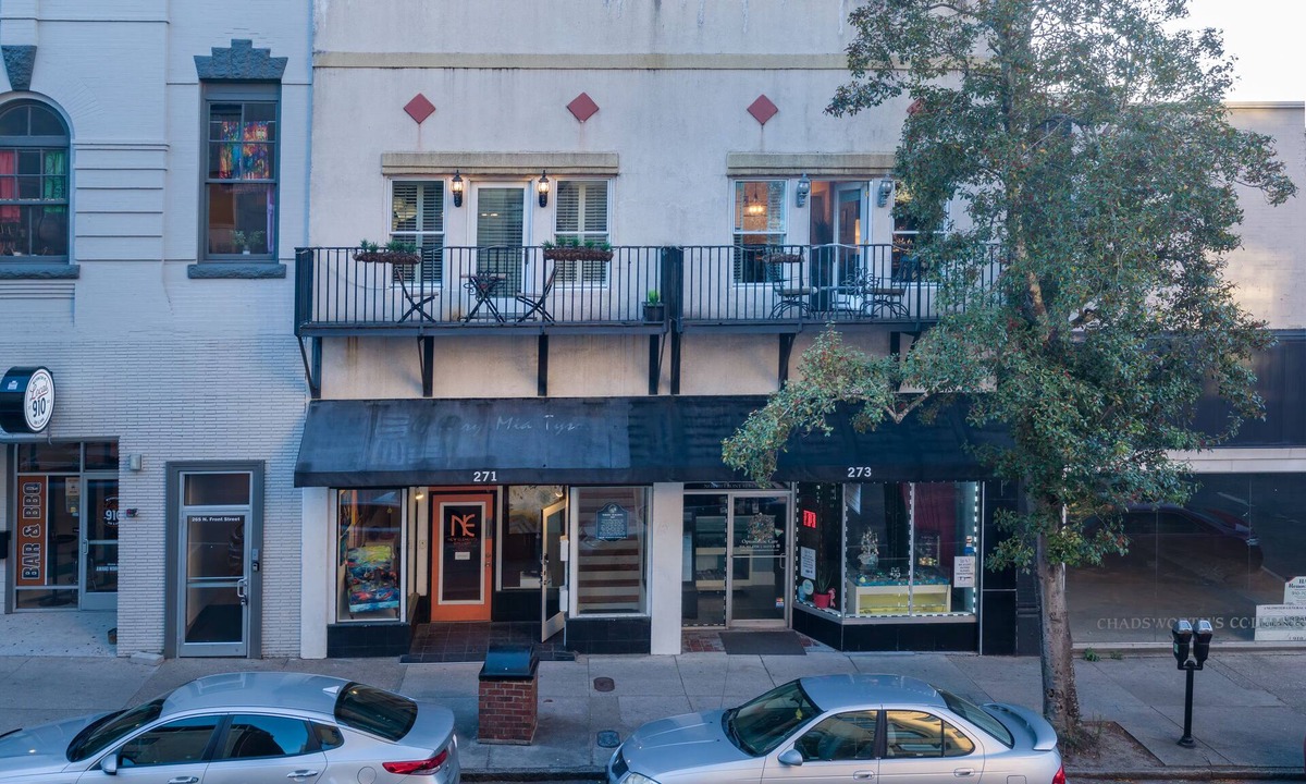 Downtown Wilmington Condo | Heart of Downtown Wilmington ILM - Sleeps 12! Sauna, walking distance to a lot.