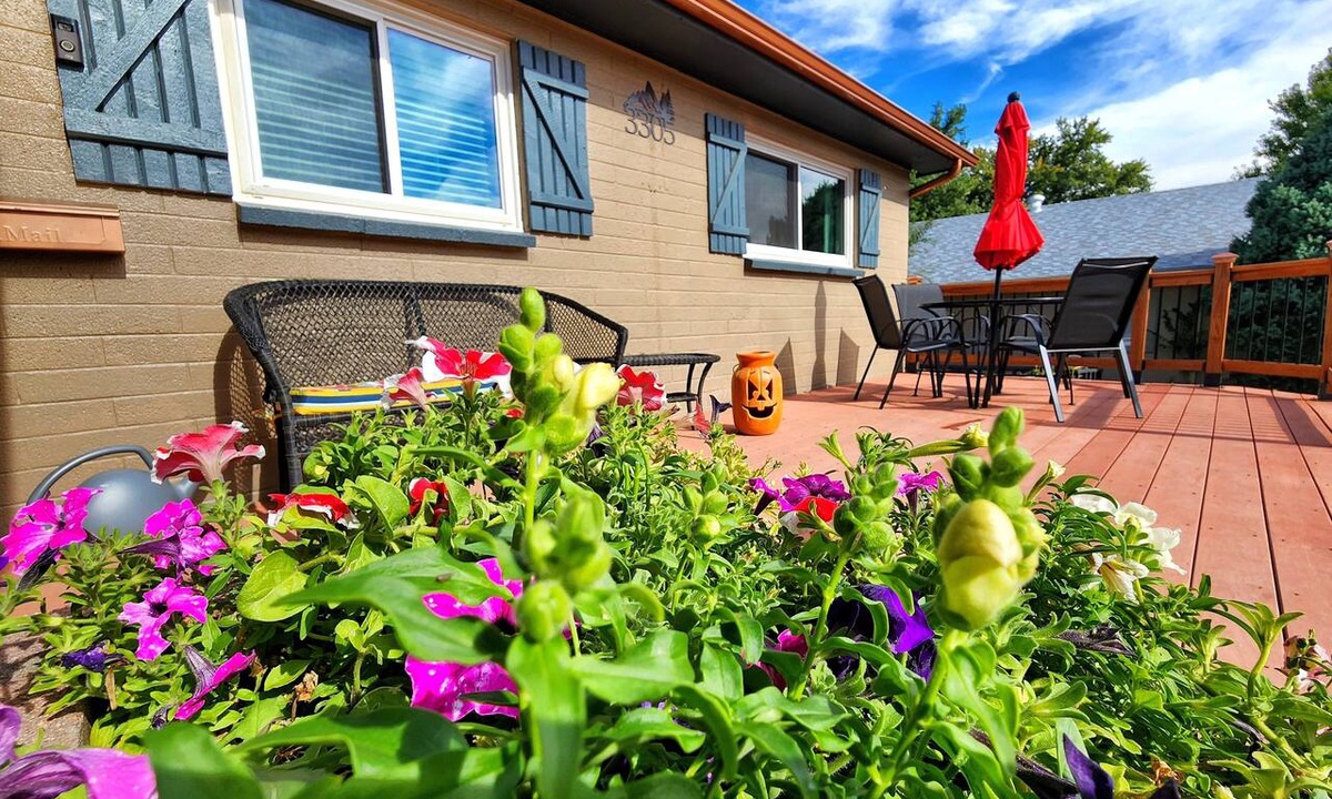 Pleasant Valley House | Hike into Garden of the Gods right from the house! Perfect for families!