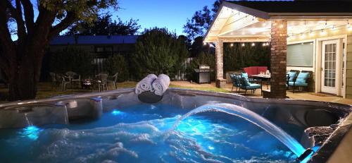 Page House | Hot Tub, Pool Table, Swing Sets, Theater, Kayaks