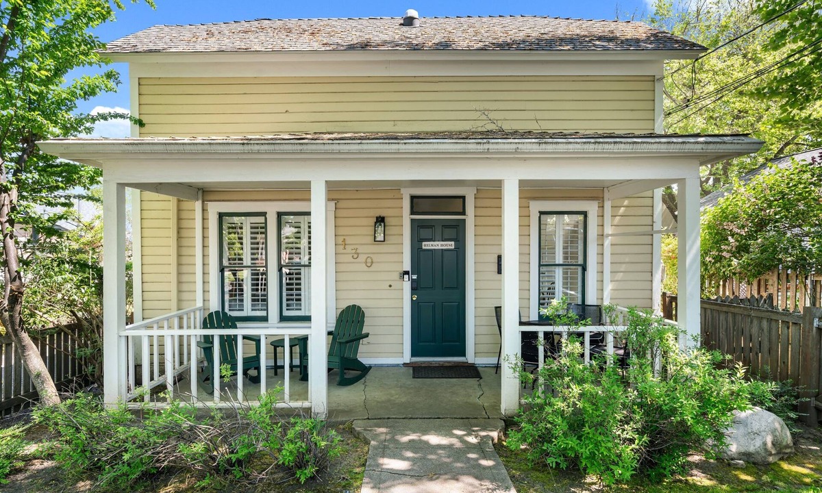 Ashland House | House + 2 Studios- 3 blocks from the Plaza!