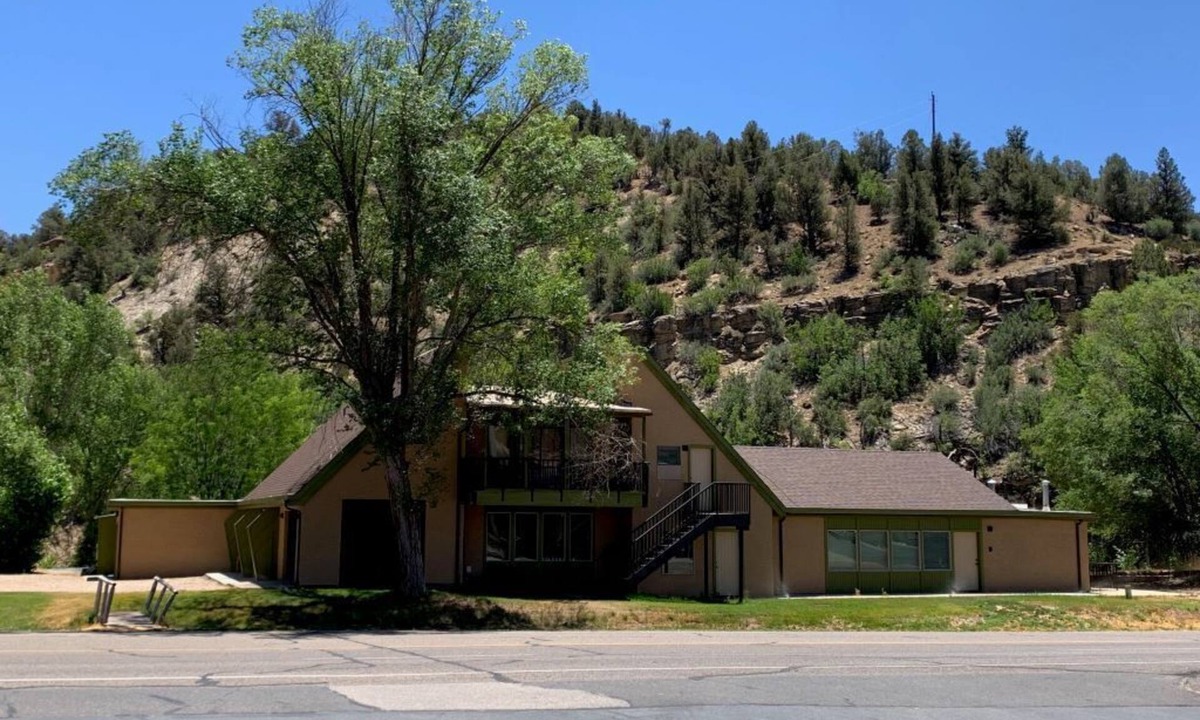 Mount Carmel Junction House | Huge! 6 BR, 6 bath, Miles: Zion 12, Bryce 60, Grand Canyon 85, Golf 0