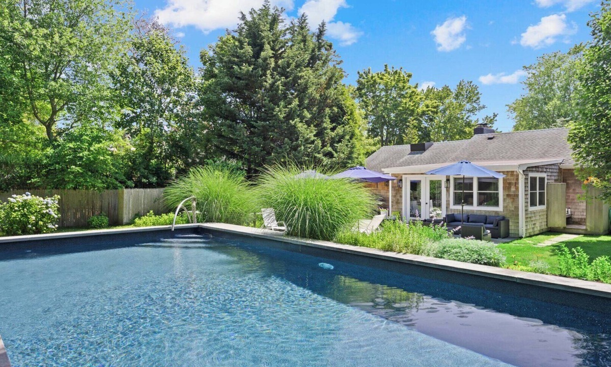 North Sea House | Huge Backyard, Large Living Room with Dining Area, Large Den with Built-In.