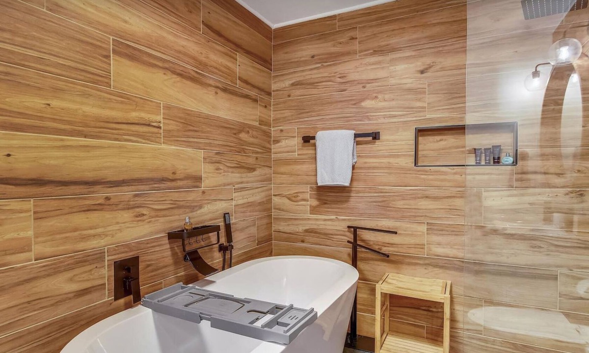 Bolivar House | Icy…New AC. Luxury, Spa Bathroom, Movie Room, high-end design, fall colors Oct