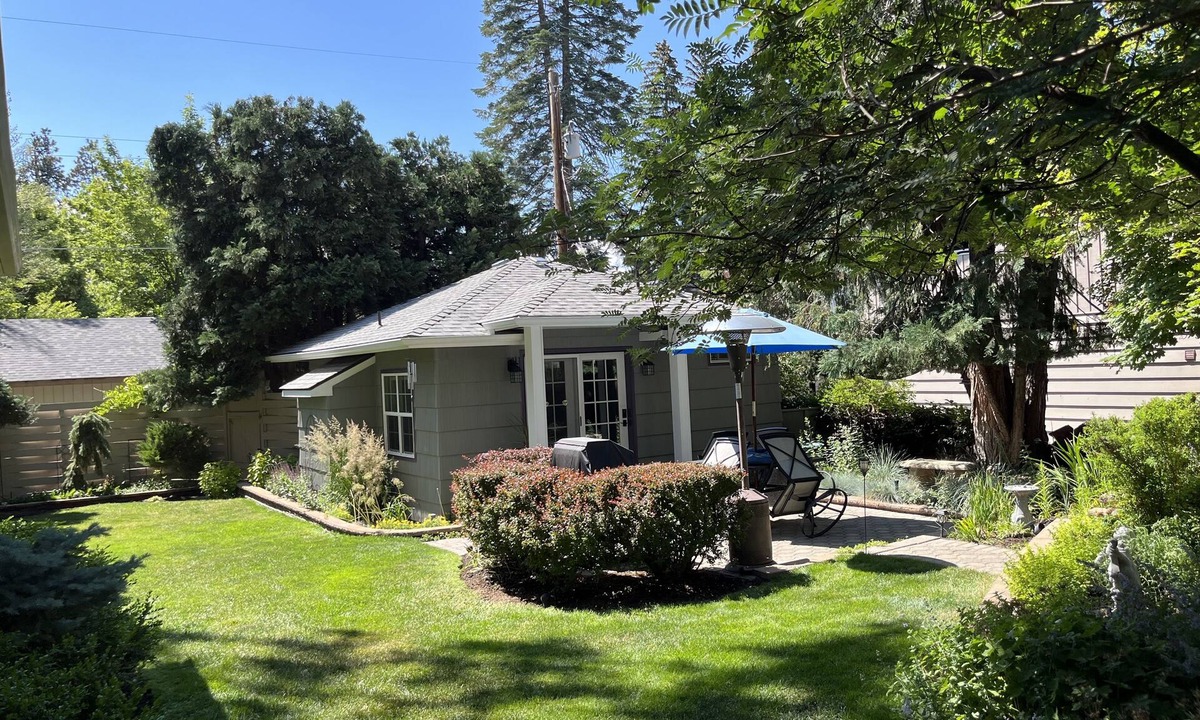 River Terrace Cottage | Immaculate Downtown Cottage Retreat- EV charger. Walk downtown in 4 minutes