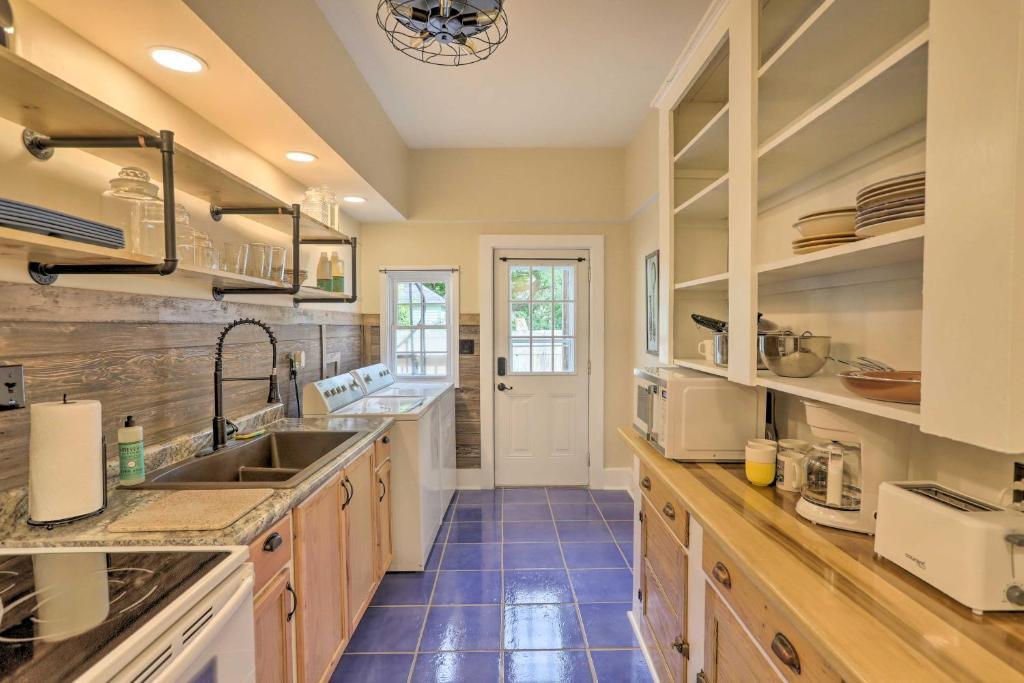 Sandusky Apartment | Inviting Apartment Walk to Lake Erie and Dtwn!