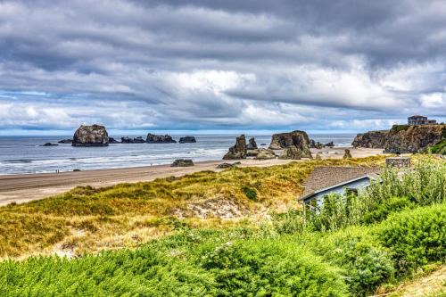Bandon Apartment | Inviting dog-friendly studio with unobstructed ocean views