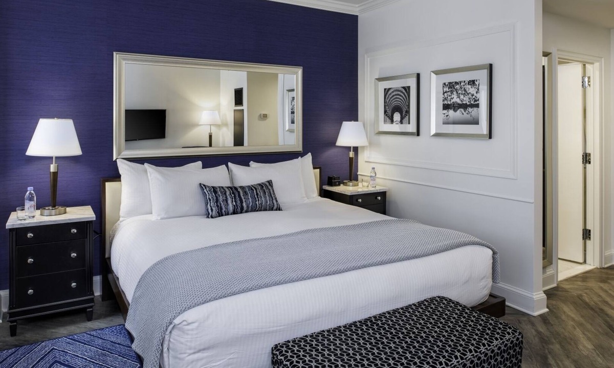 Capitol Hill Hotel | King Size Unit | Valet Parking | Gym Access | Near The Capitol