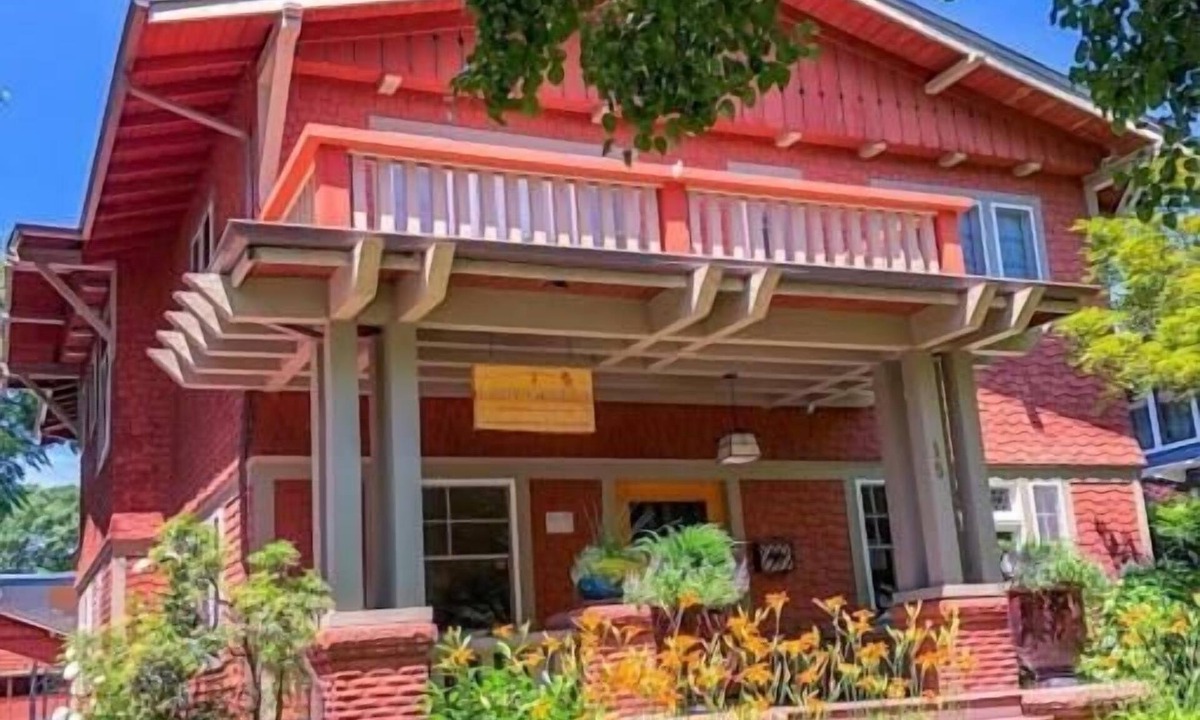 City Center Medford Bed & Breakfast | Lady Geneva Bed and Breakfast