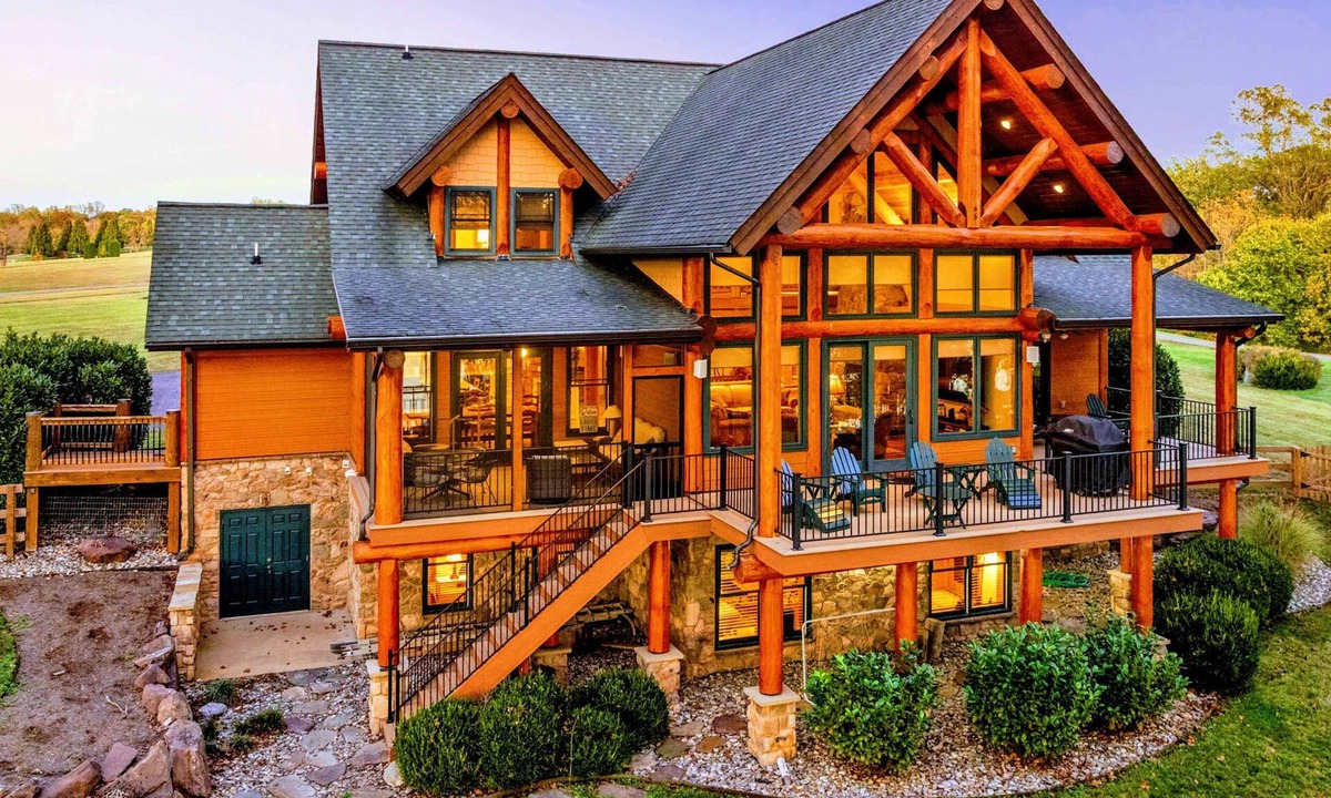 Livingston House | Lakefront Boat Dock, Kayaks & Amazing Sunsets