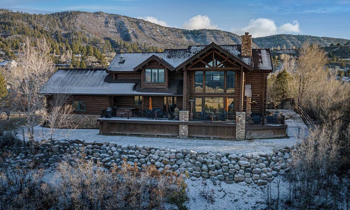 Durango House | Log Cabin with Amazing deck & views - 3 miles to downtown DGO - Hot Tub/AC