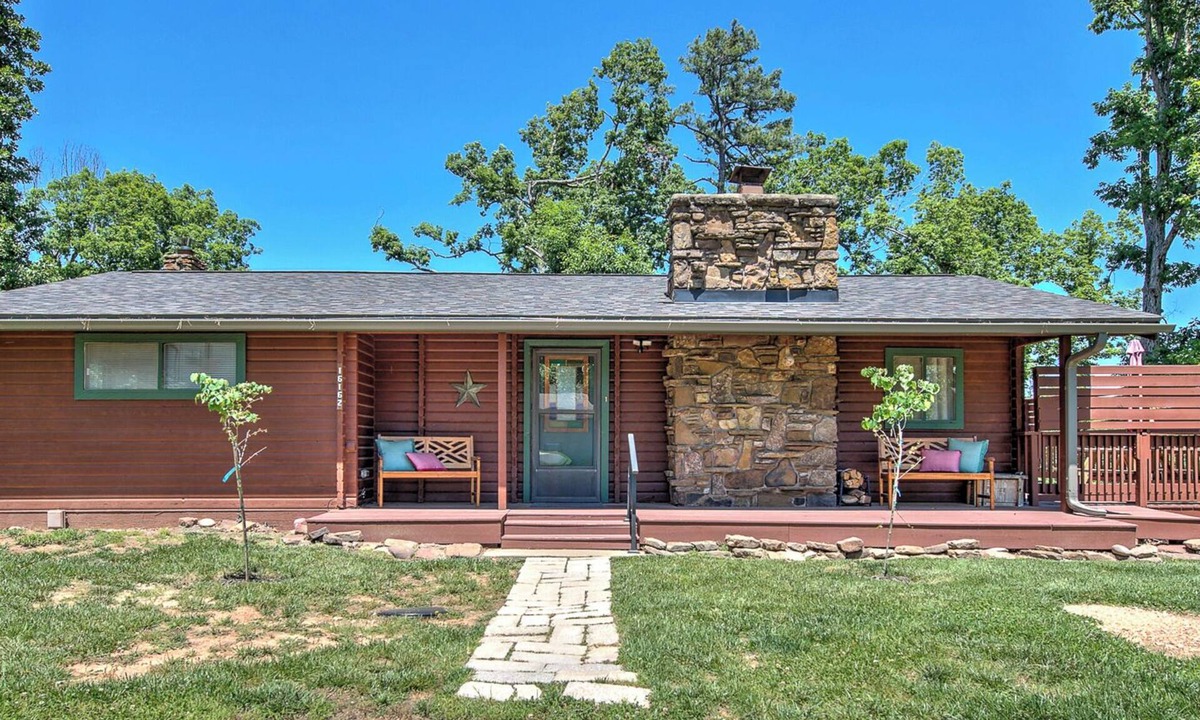 Beaver Shores House | Lorel’s-Lake Area; Fenced for PETS; Mins to Downtown Rogers-Marina-Bike Trails