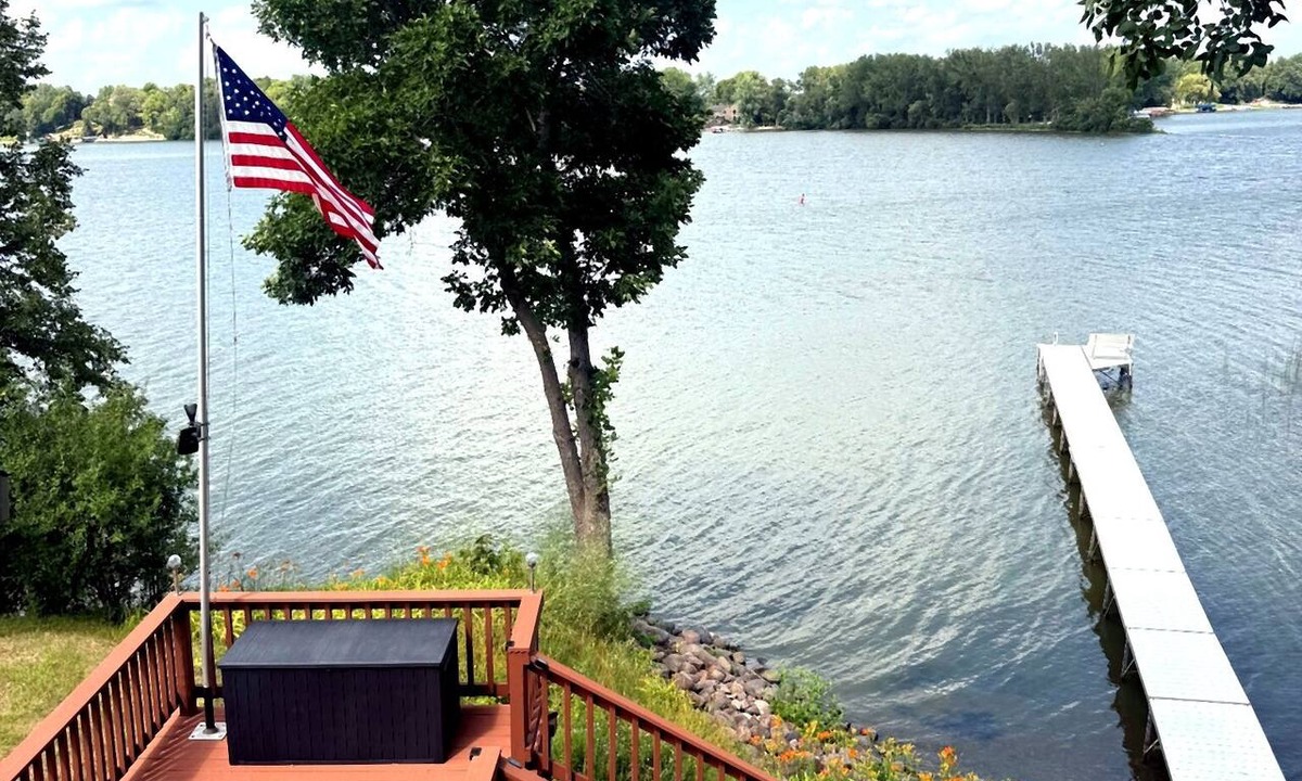 Madison Lake House | Luxury Lakefront Home, Lake Washington - Private Dock, Hot Tub, Sauna, Sleeps 14