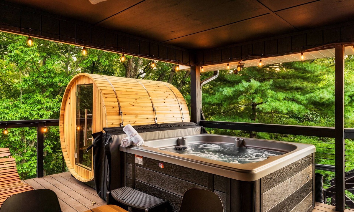 Fairview House | Luxury Summer Escape-HeatedPool-HotTub-Sauna-Views