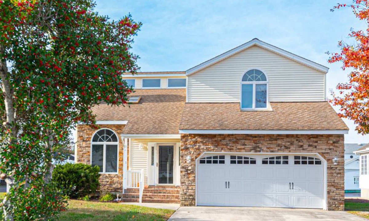 Ocean Pines House | Luxury Waterfront Retreat, Private Dock, Pontoon Option, Golf, Pools, Beach Club