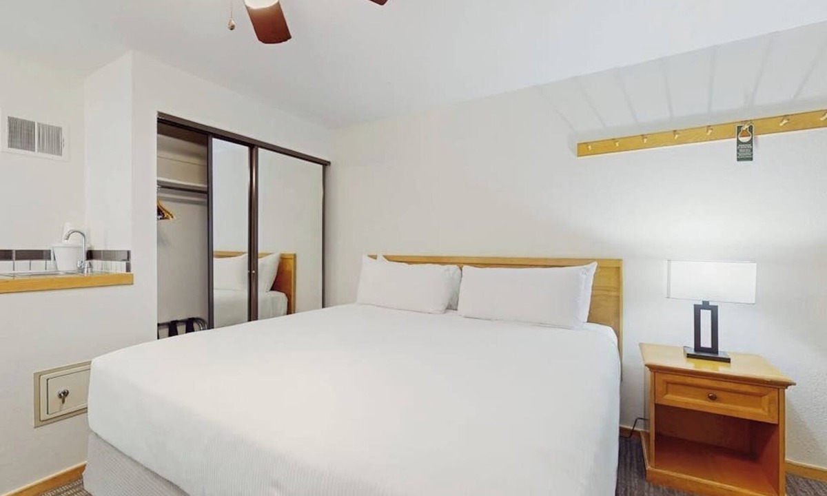 West End Cabin | Main St. studio - pool & hot tub - walk to lifts, dog-friendly, ground-floor