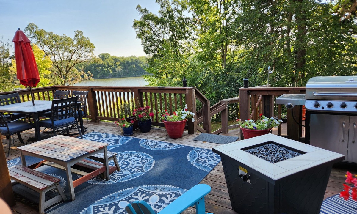 Inver Grove Heights House | Majestic views of the river, bald eagles & more. Hot tub! Fragrance free home.