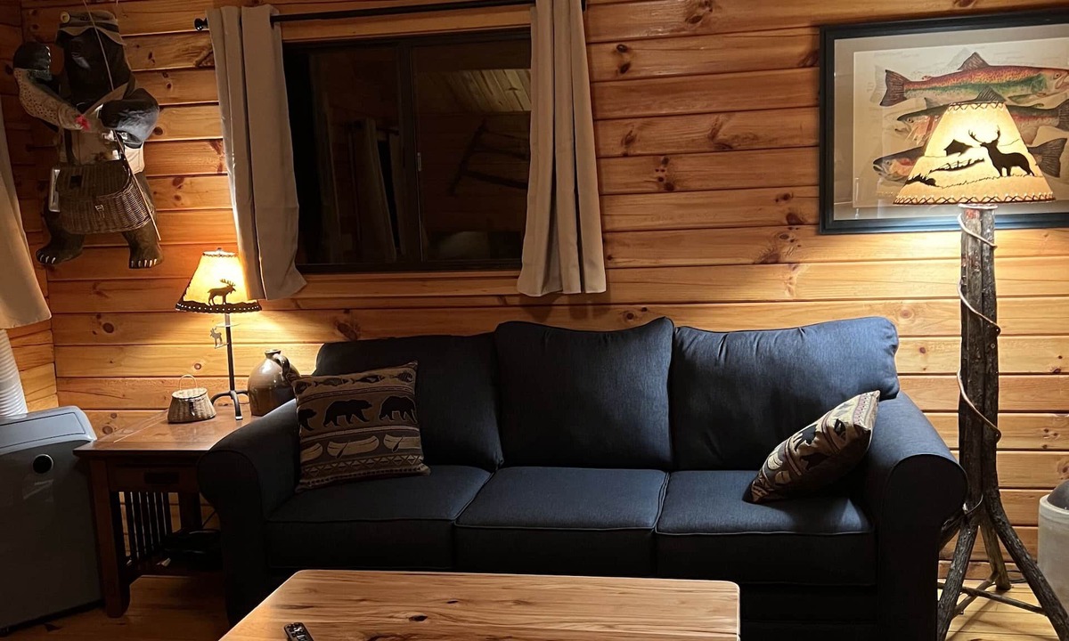 Pocono Lake Cabin | Maple Leaf Charming log cabin in the woods UPGRADED WITH FIBER OPTIC INTERNET
