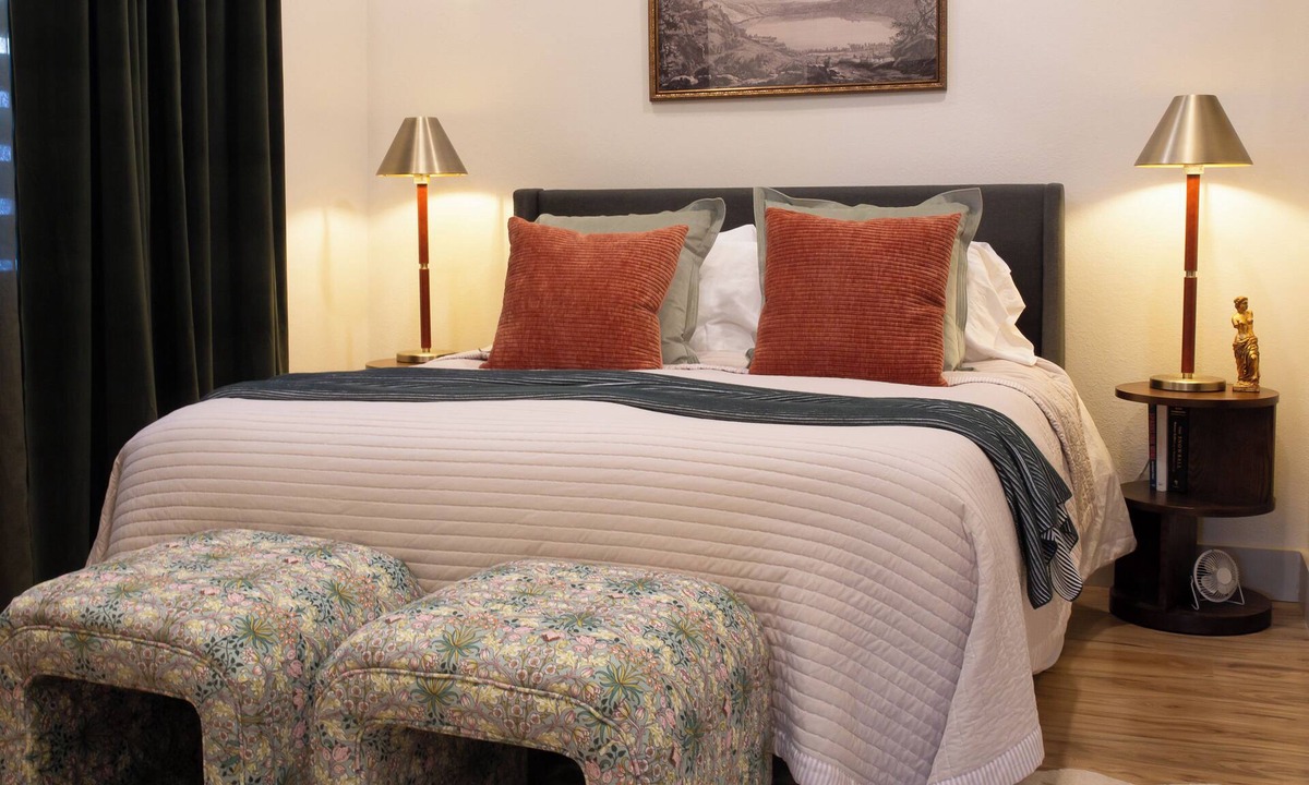 Central Point House | Modern 1 BR Guest House in Central Point, OR. Your ideal Southern Oregon stopover! Features AC, full kitchen, W/D, and dedicated workspace. Quick and convenient access to I-5 and local attractions.