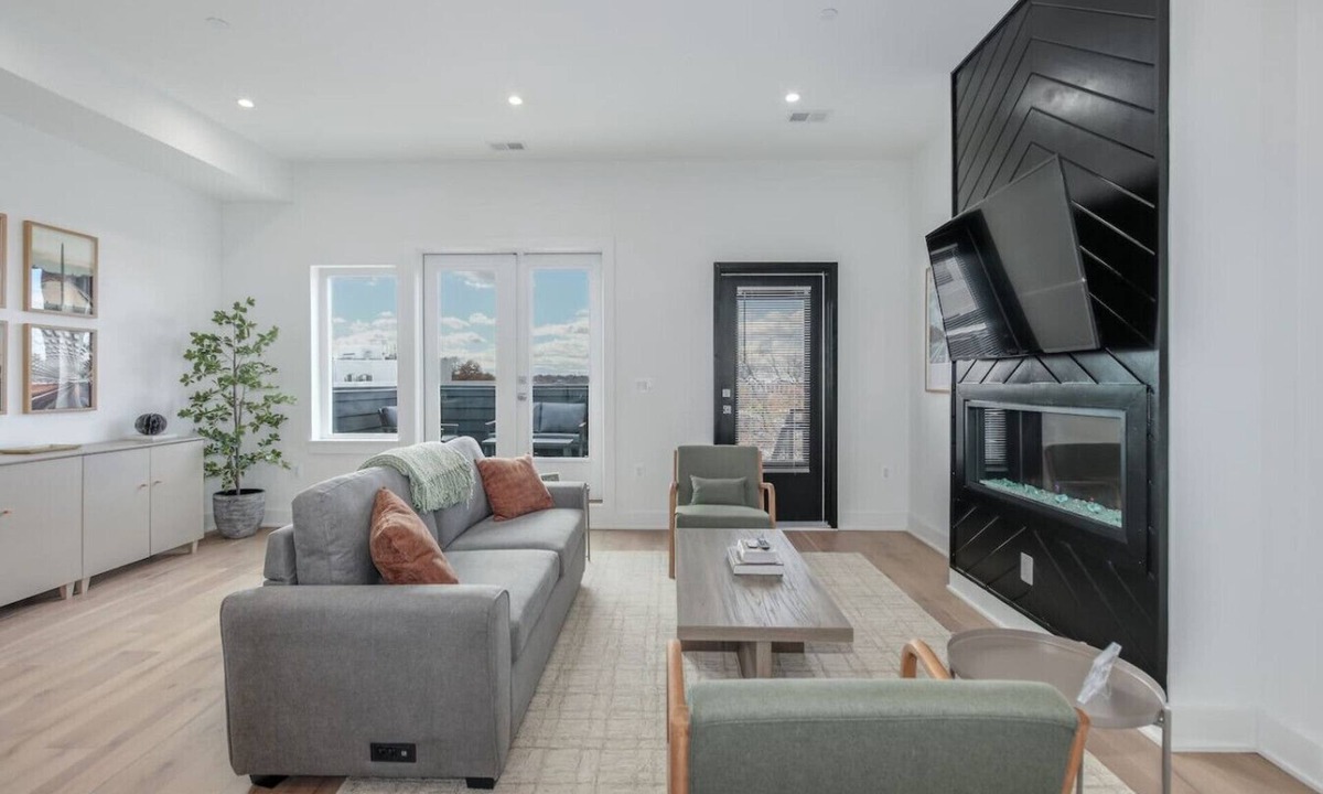 Southeast Hotel | Modern Capitol Hill Penthouse w/Rooftop Decks - 3 Min Walk to Metro!