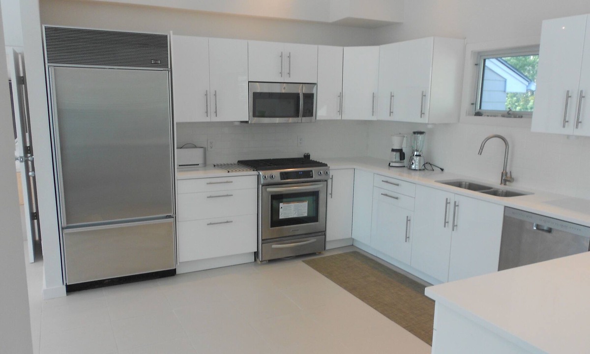 Northwest Harbor House | MODERN HOME SUMMER or monthly 5 min to village in private NW wtfront community
