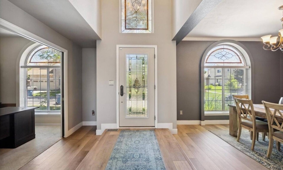 Centennial House | Modern House. SLEEP LIKE ROYALTY, SPA-Like Bathrooms, Gourmet Kitchen, location.