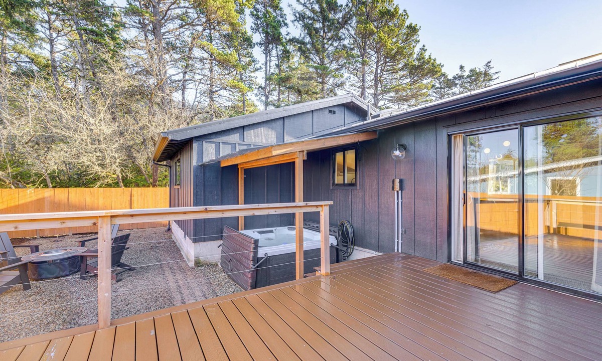 Tierra Del Mar Cottage | Modern Oregon Cottage w/Hot Tub: Walk to Beach!