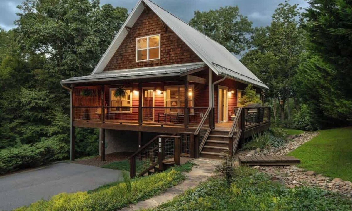 Horse Shoe House | Mountain Cottage Comfort - Highly Rated - King Beds - A+ Location - Fast WiFi